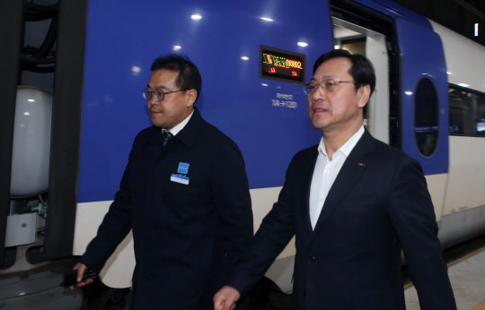 오영식 코레일 사장(오른쪽)이 탈선 사고 3일 만에 운행이 재개된 KTX 열차에 탑승하기 위해 10일 새벽 강릉역에서 열차로 향하고 있다. 그는 "기온 급강하가 탈선 사고 원인이 될 수 있다"라고 밝힌 바 있다.<연합뉴스>